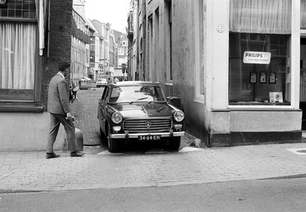 127516 Afbeelding van een personenauto in de Donkerstraat te Utrecht.